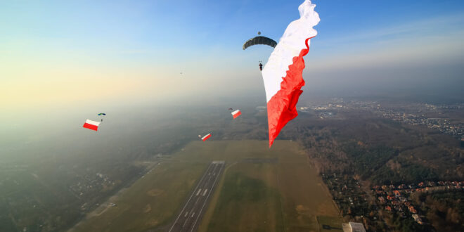Defilada flagowa w Aeroklubie Warszawskim. fot: Olga Żaglewska