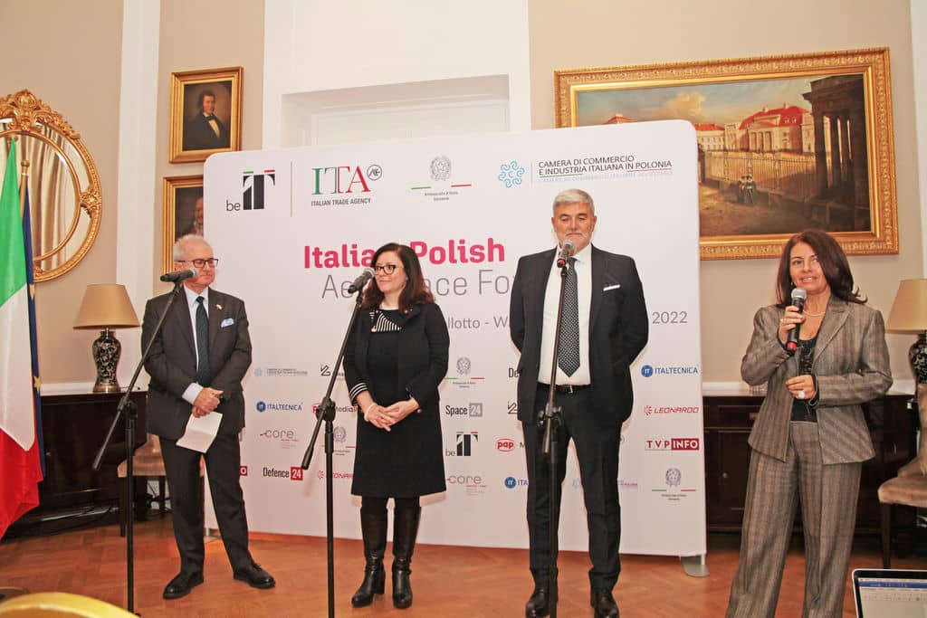 Briefing dla dziennikarzy z udziałem organizatorów II Włosko- Polskiego Forum Lotniczego.