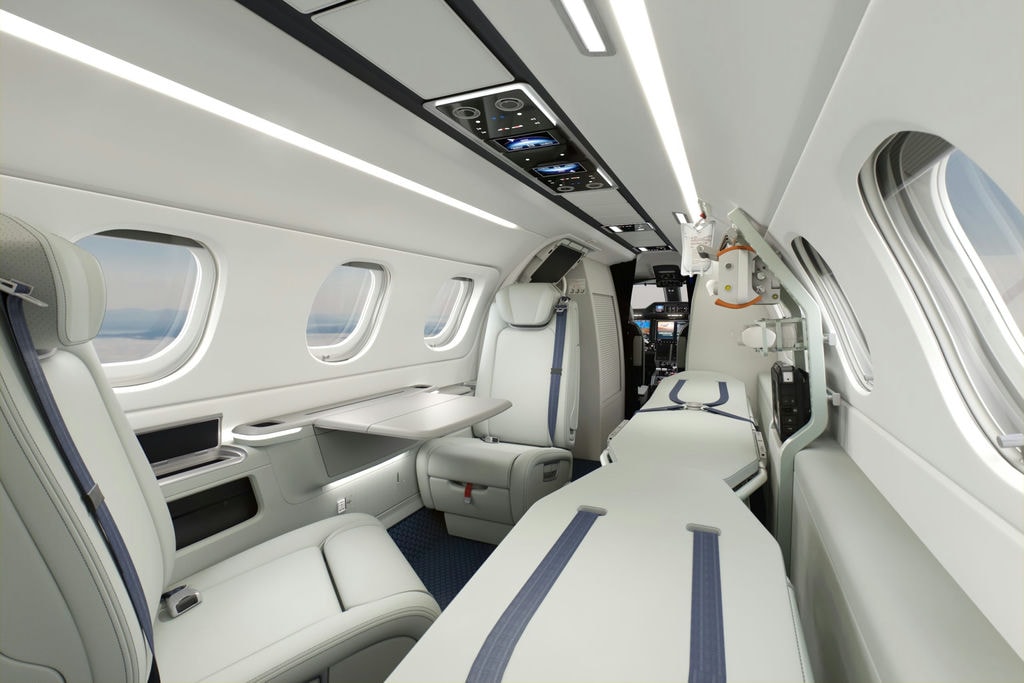 Phenom 300MED MEDEVAC w konfiguracji do przewozu dwóch chorych na noszach. fot: Embraer