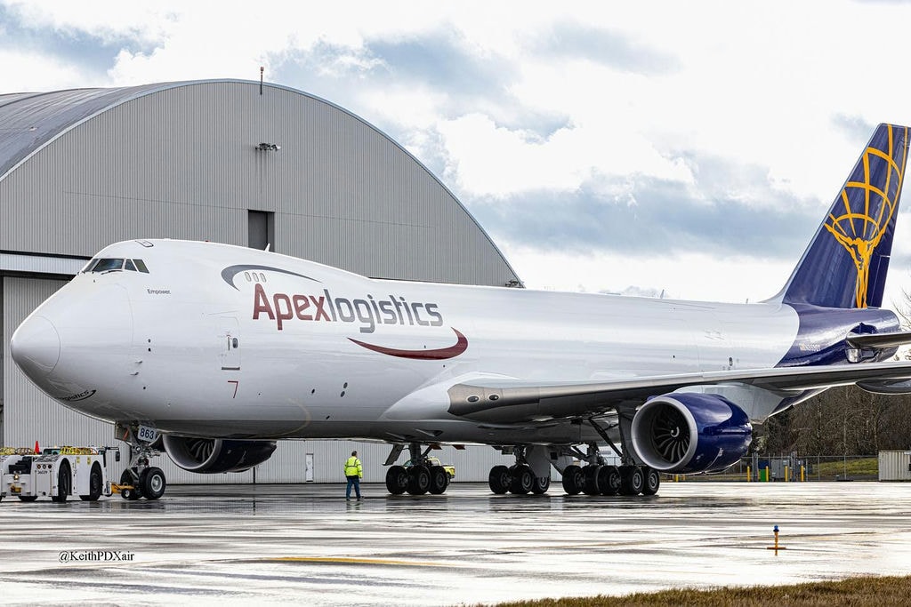 Lewa strona Boeinga 747-8F N863GT z logotypem Apex Logistics.
Fot: Keith / Aviation PDX via AerotimeHub
