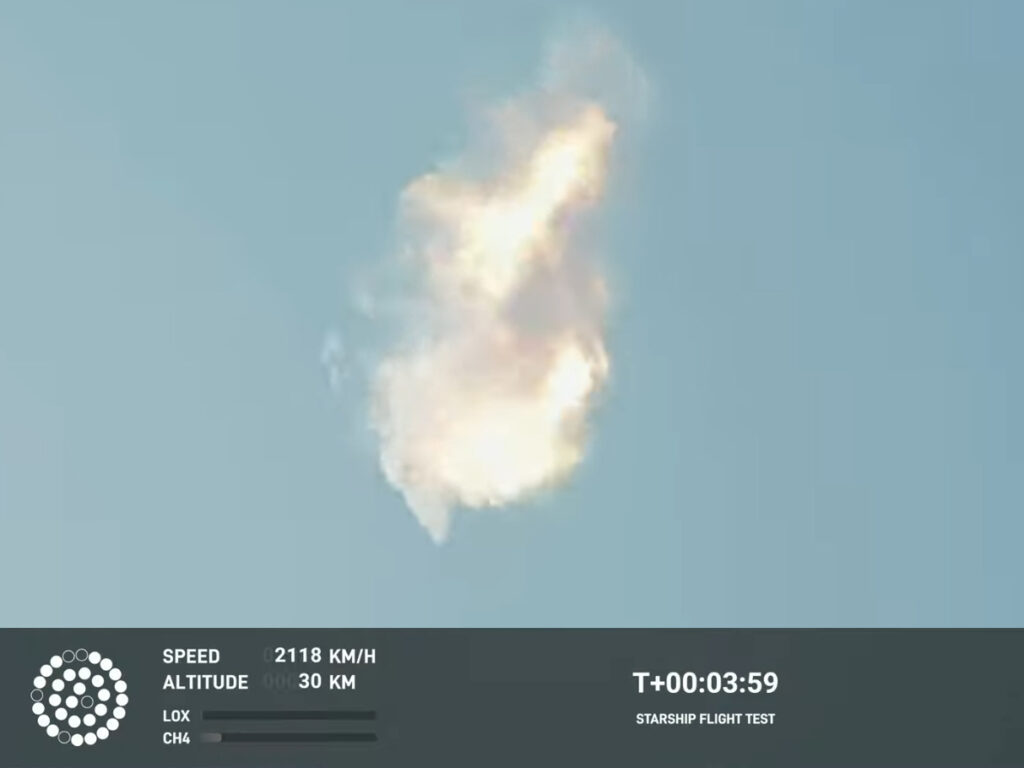 Stop-klatka z filmu pokazująca moment zniszczenia StarShipa. Na diagramie w lewym dolnym rogu widać 5 niepracujących silników. fot. SpaceX 