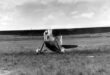 Samolot RWD-5 bis (SP-AJU) kapitana Stanisława Skarżyńskiego na lotnisku Campo dos Afonsos w Rio de Janeiro po lądowaniu. fot. Narodowe Archiwum Cyfrowe