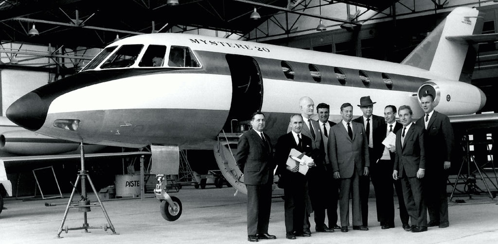 Pierwsze zamówienie na 160 egzemplarzy w imieniu linii lotniczej Pan American Airways złożył Charles Lindbergh (czwarty od prawej). fot. Dassault Aviation