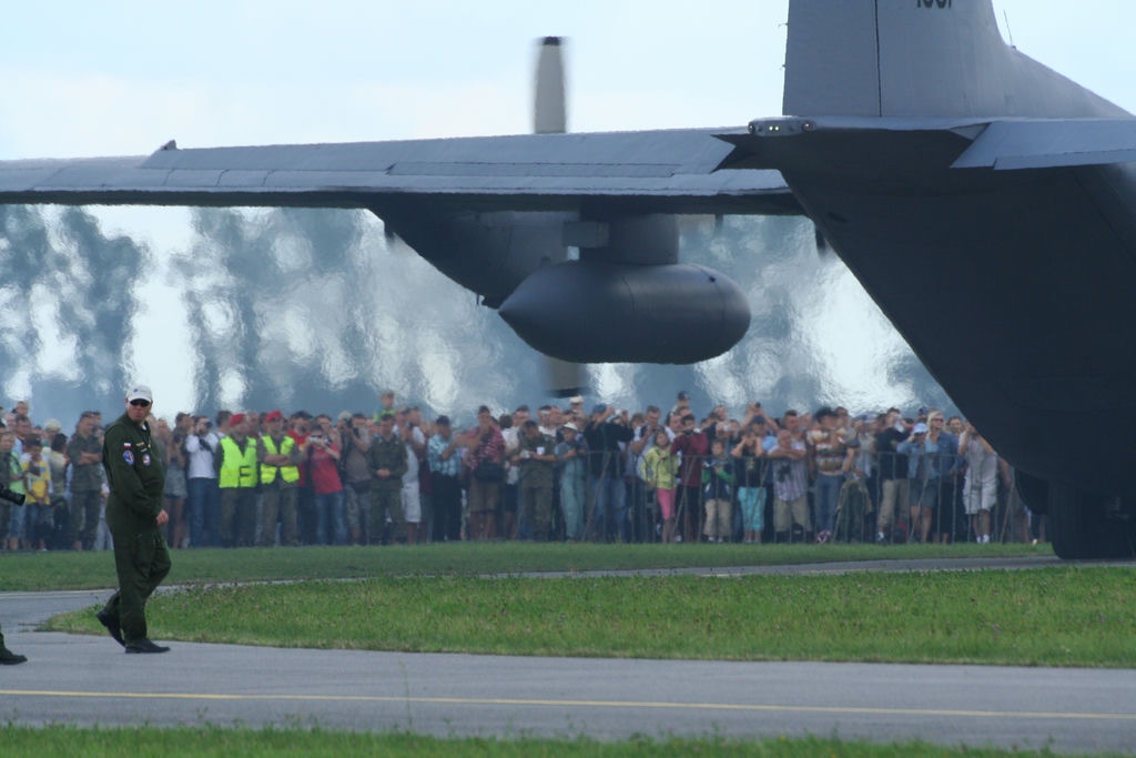Bliski kontakt z C-130 Hercules nawet w tak pochmurny dzień potrafi rozgrzać atmosferę i widzów Air Show Radom.
fot. Marek Chmiel