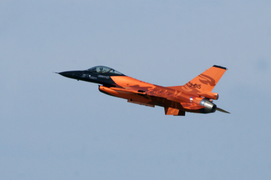 Pokazy to okazja do zaprezentowania malowań okolicznościowych, np. takich w jakim wystąpił w 2013 roku F-16AM z holenderskich sił powietrznych.
fot. Marek Chmiel