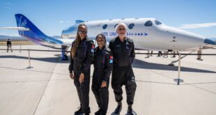 Pasażerowie Galactic 02 Keisha Schahaff, Anastatia Mayers i Jon Goodwin powrócili na ziemię jako astronauci. fot. Virgin Galactic
