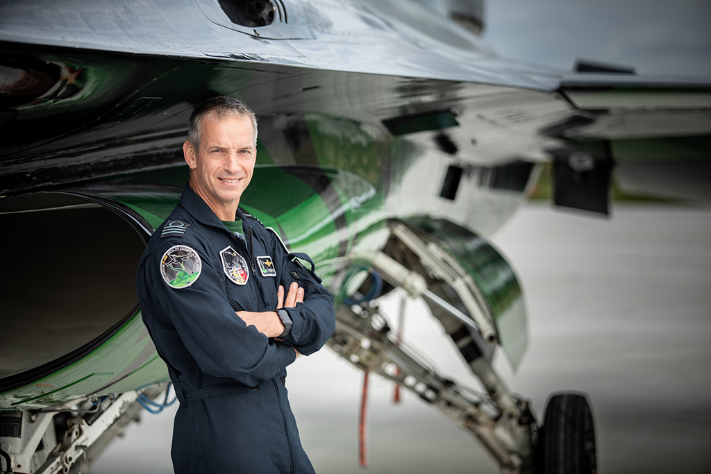 Kapitein-commandant Steven "Vrieske" De Vries. fot. Belgian F-16 Solo Display Team