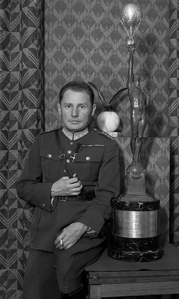 Franciszek Hynek z Pucharem Gordona Bennetta z 1933 roku zdobytym na własność przez Polskę w 1935 roku. fot. Nationaal Archief Nederland