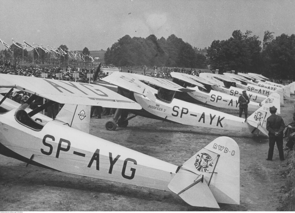 Samoloty RWD-8 ufundowane przez Ligę Obrony Powietrznej i Przeciwgazowej w trakcie uroczystości oddawania do użytku lotniska L.O.P.P w Aleksandrowicach (obecnie Bielsko-Biała Aleksandrowice EPBA) w dniu 31 maja 1936 roku. fot. NAC