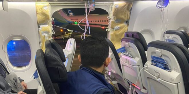 Wnętrze kabiny pasażerskiej Boeinga 737 MAX Alaska Airlines (lot 1282) po lądowaniu. fot. CNN