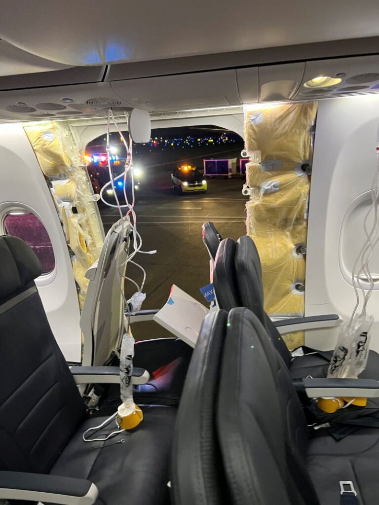 Uszkodzenia kadłuba Alaska Airlines Flight 1282. fot. @strawberrvy/Instagram via Reuters