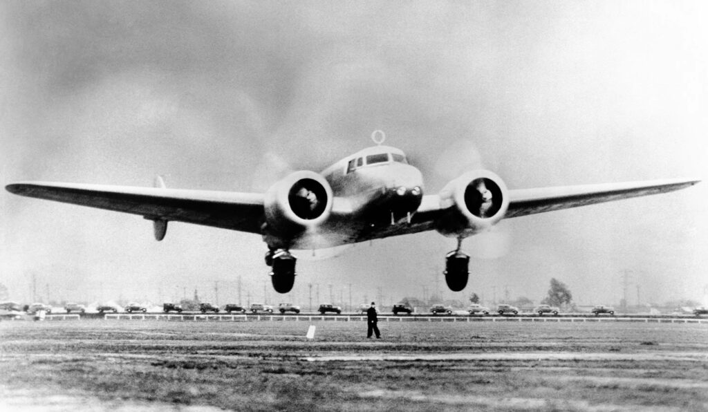 Samolot Amelii Earhart po starcie z lotniska w Oakland w Kalifornii 17 marca 1937 r. w czasie przygotowań do lotu dookoła świata. fot. AP