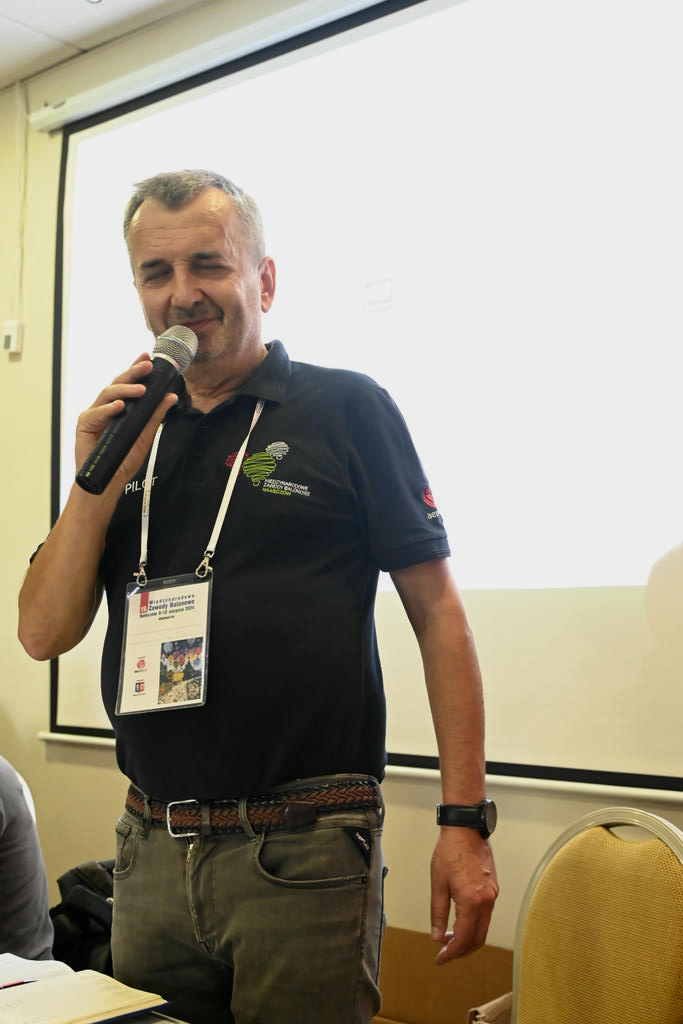 Organizator zawodów - Adam Gruszecki rozpoczyna odprawę generalną. fot. Paweł Kleszcz