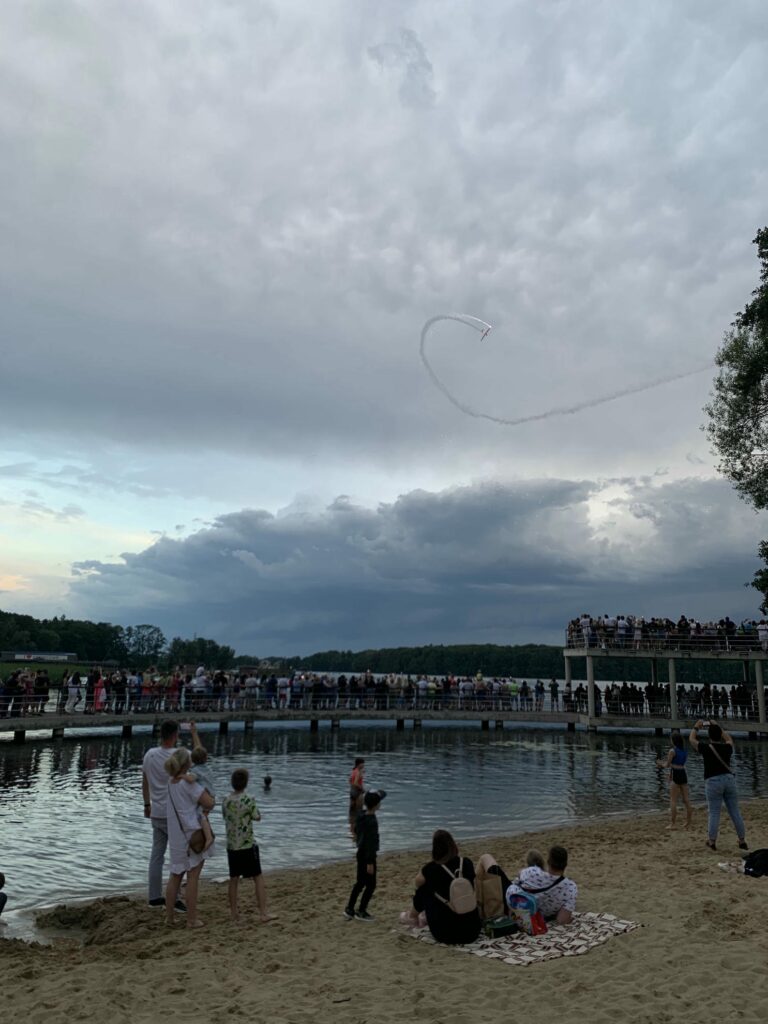 Pokaz wykonywany na dwóch motoszybowcach Grob-109B przezz Tima i Toma Dewsów z zespołu Airborne Pyrotechnics w nietypowej dla nich oprawie,czyli przy świetle dziennym. 