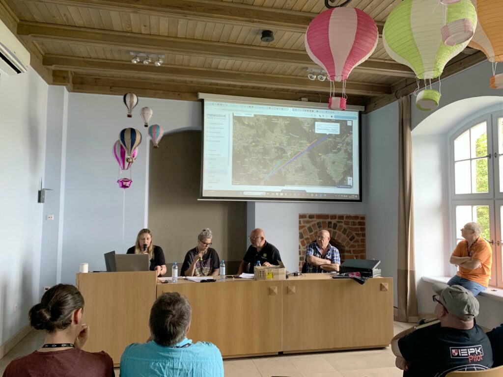 Briefing przed lotem. Od lewej: A. Sulewska, B. Żytyńska, J. Bogdański, P. Wasilewski.