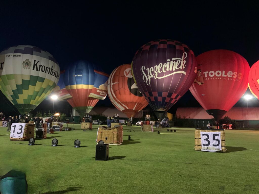 Nocna gala balonowa z udziałem pirotechniki i muzyki na żywo zrobiła niesamowite wrażenie na obserwatorach.