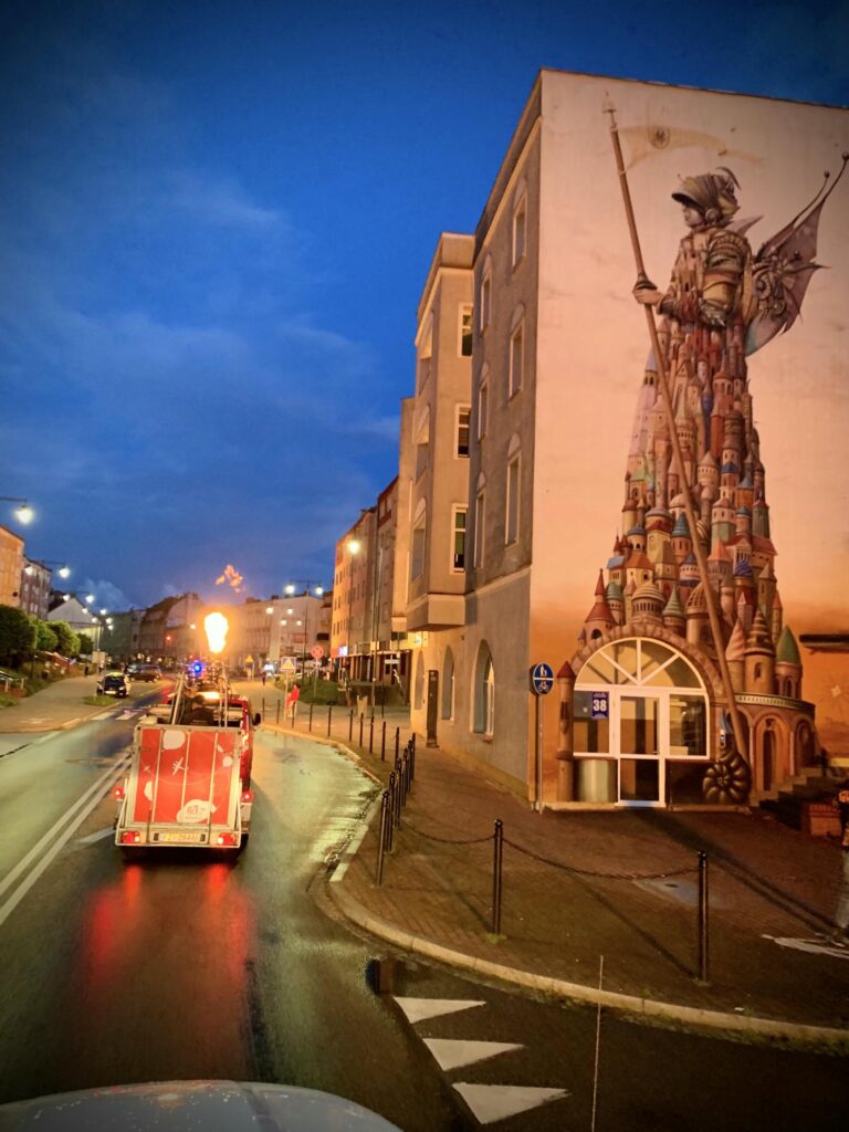Parada załóg balonowych z palnikami rozgrzała publiczność do czerwoności
