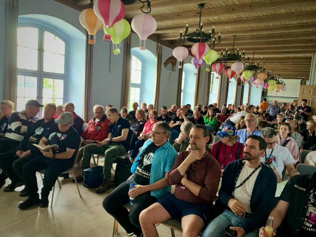 Piloci wraz z załogami przed odprawą do konkurencji.