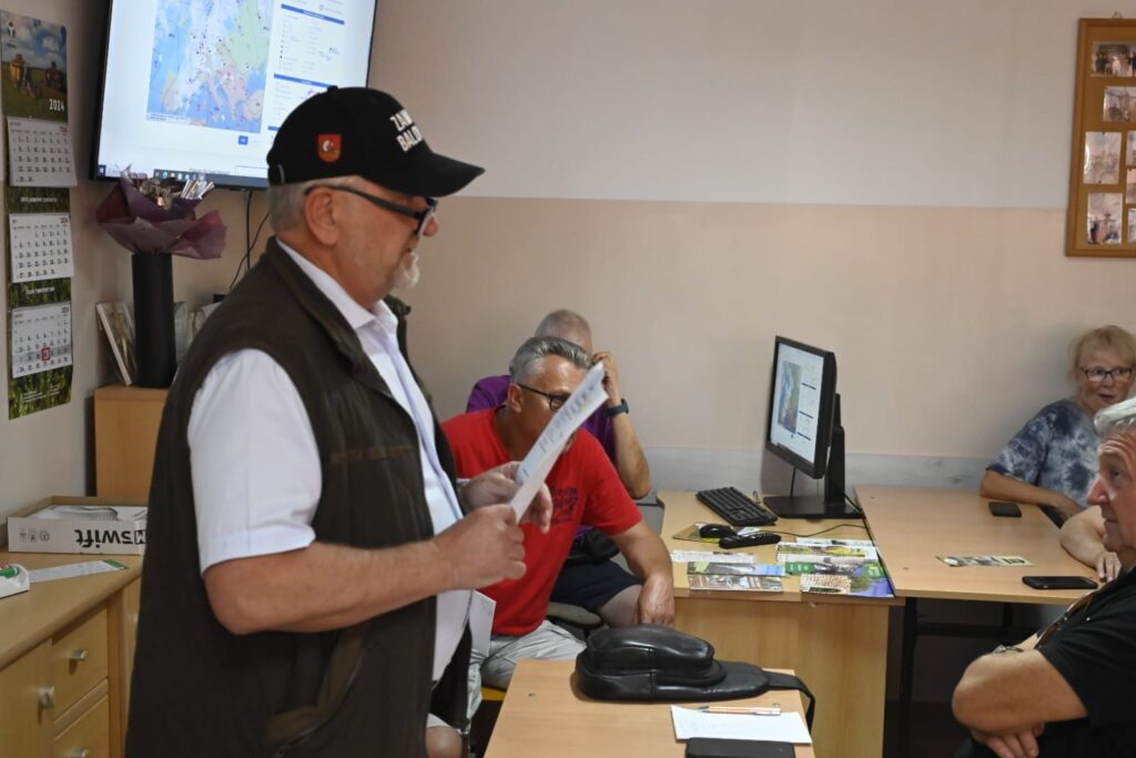 Przybyłych na odprawę przed pierwszym lotem zawodników powitał Starosta Elbląski - Pan Maciej Romanowski.
fot. Paweł Kleszcz