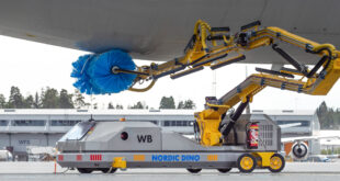 Nordic Dino Robotics robot myjący samolot