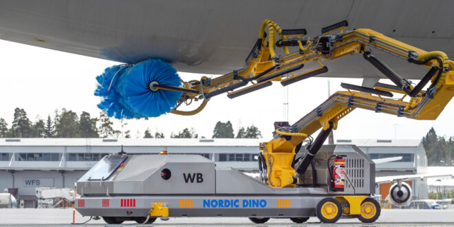Nordic Dino Robotics robot myjący samolot