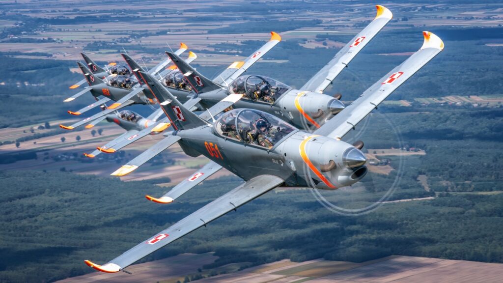 Samoloty PZL-130 TC-II Orlik należące do Zespołu Akrobacyjnego Orlik z 42 Bazy Lotnictwa Szkolnego.
fot. Sławek Hesja Krajewski