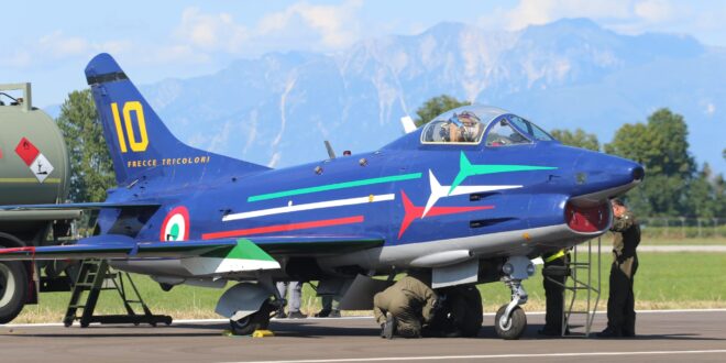 Samolot Aermacchi MB-339 zespołu Frecce Tricolori podczas pokazu lotniczego w Rivolto, Włochy – 65-lecie Trójkolorowych Strzałek.